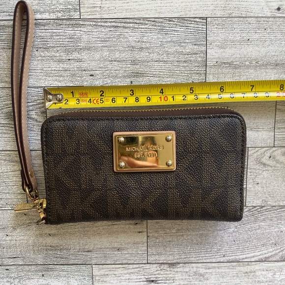 Michael Kors Signature Jet Set Travel Continental Wallet in Brown - Picture 4 of 10